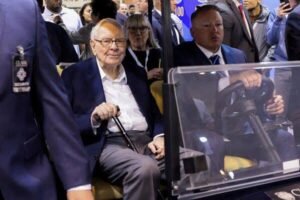 Warren Buffett Steps Down as Berkshire Chairman, Son Howard Takes Over